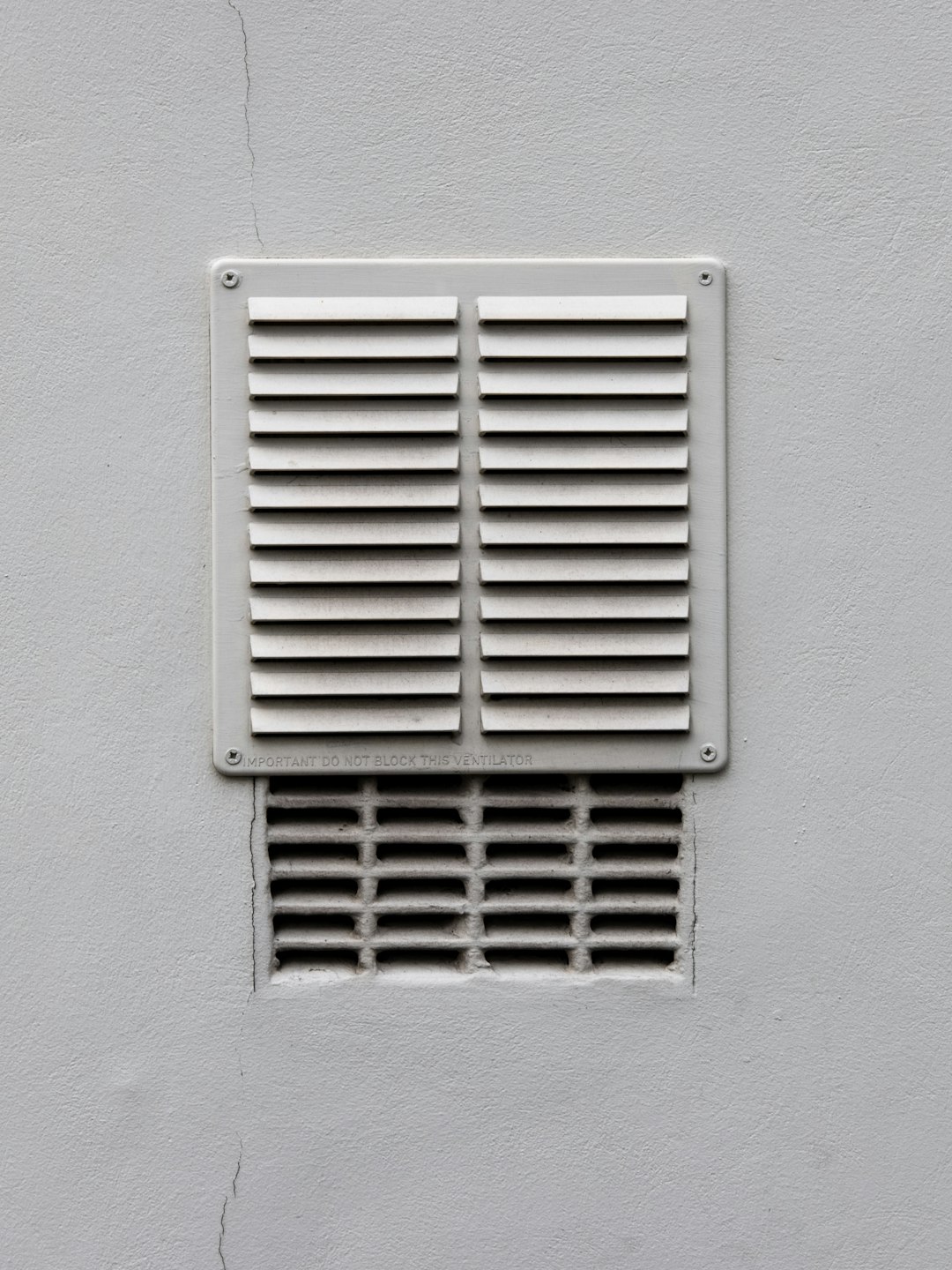 white-metal-window-frame-on-white-wall-woikjvvb60s